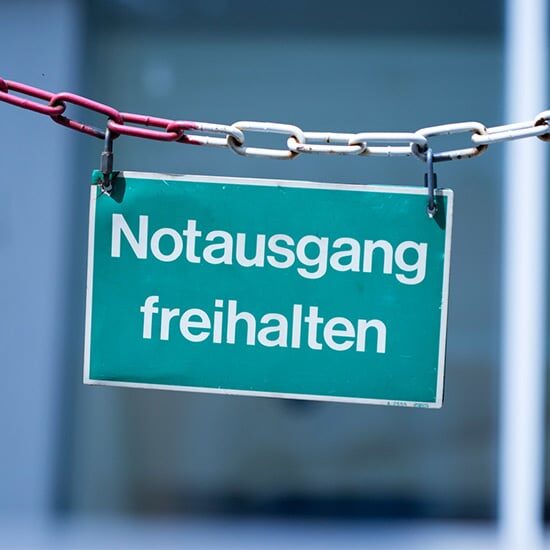 Notausgang-freihalten-Schild an einer Versammlungsstaette