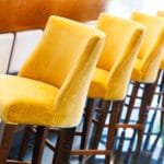 Leere Barhocker in einem Stadthallenrestaurant