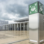 Sammelpunkt vor einer Veranstaltungshalle