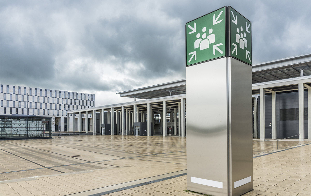 Sammelpunkt vor einer Veranstaltungshalle