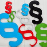 Paragraphenzeichen als Symbole für die Versammlungsstättenverordnungen der Länder